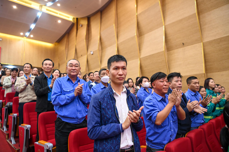 Đông đảo công nhân, viên chức, người lao động thành phố dự hội nghị tiếp xúc cử tri.