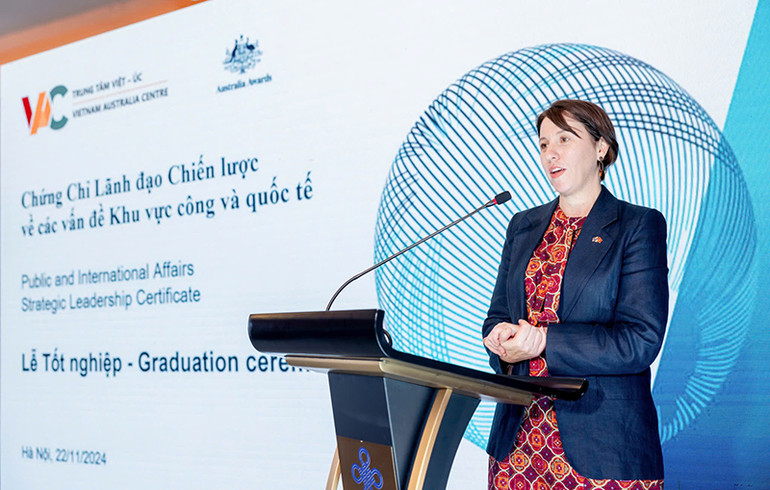 Bà Renee Deschamps, Phó Đại sứ Australia tại Việt Nam phát biểu tại Lễ tốt nghiệp. (Ảnh: VAC)