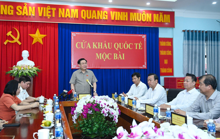 Chủ tịch Quốc hội Vương Đình Huệ phát biểu, thăm hỏi, động viên và chỉ đạo tại buổi làm việc.