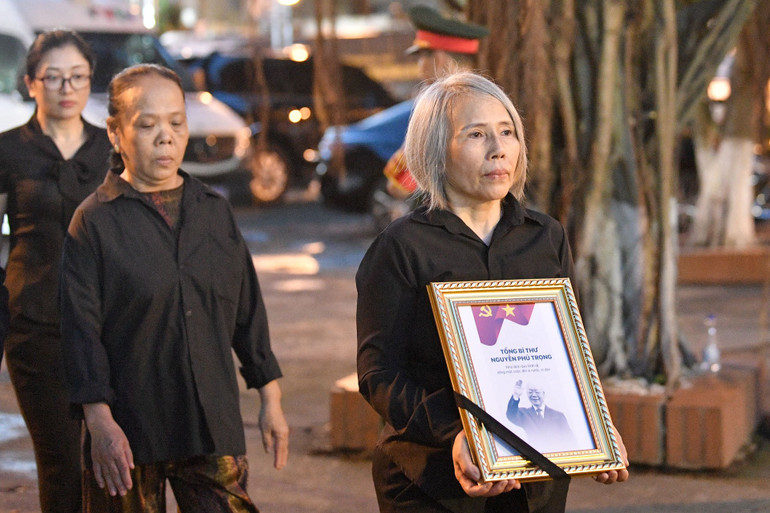 Di ảnh của Tổng Bí thư Nguyễn Phú Trọng được nhiều người dân mang theo khiến nhiều người không khỏi xúc động, bùi ngùi.