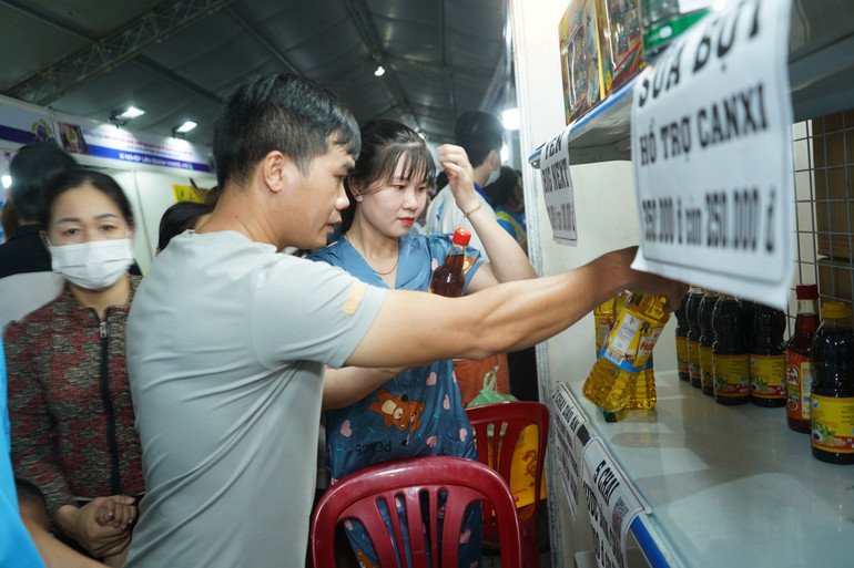 Người lao động tham gia các Phiên chợ nghĩa tình, mua hàng bình ổn giá trong dịp Tết Nguyên đán Giáp Thìn do các cấp công đoàn Thành phố Hồ Chí Minh tổ chức. (Ảnh: QUÝ HIỀN)