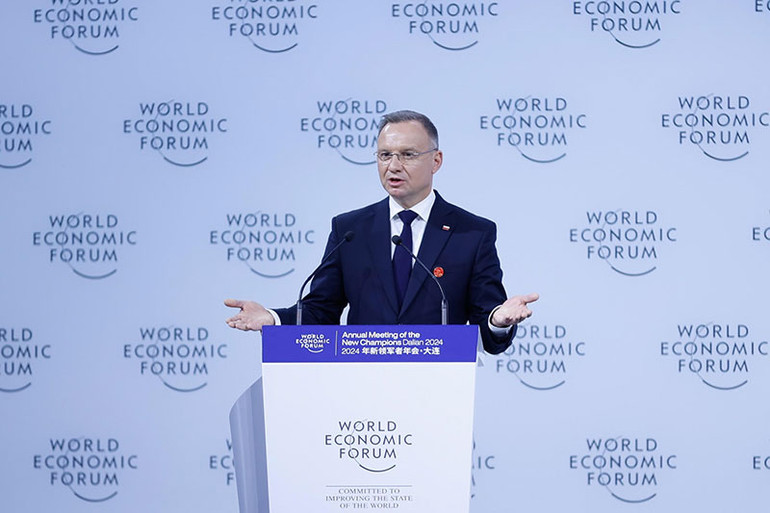 Tổng thống Ba Lan Andrzej Duda phát biểu tại Phiên toàn thể Hội nghị WEF Đại Liên 2024.