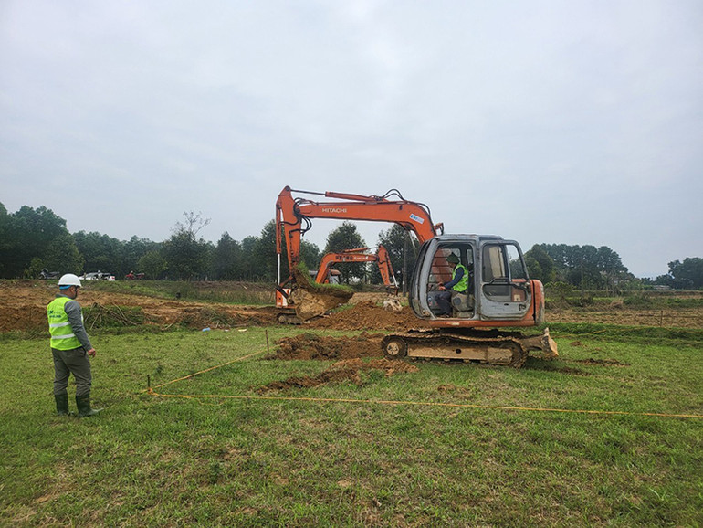 Công ty Cổ phần PC1 Thăng Long huy động nhân lực, máy móc thi công các trụ móng cột đường dây 500kV đoạn qua xã Cẩm Mỹ, Cẩm Xuyên (Hà Tĩnh). Ảnh: Ngô Tuấn