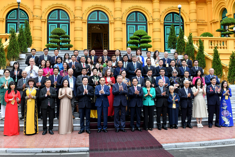 Tổng Bí thư, Chủ tịch nước Tô Lâm với Đoàn kiều bào tiêu biểu về dự Hội nghị người Việt Nam ở nước ngoài toàn thế giới lần thứ 4 và Diễn đàn Trí thức và chuyên gia Việt Nam ở nước ngoài. (Ảnh: ĐĂNG KHOA)