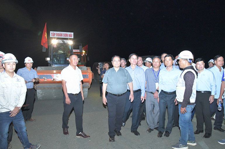 Thủ tướng Phạm Minh Chính thị sát công trường.