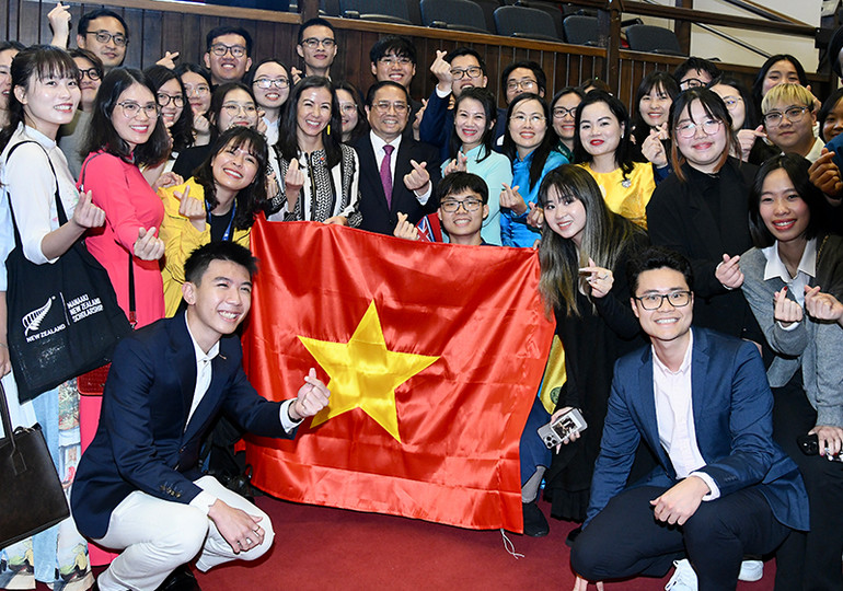 Thủ tướng Phạm Minh Chính chụp ảnh lưu niệm với các sinh viên Việt Nam đang theo học tại Đại học Victoria.