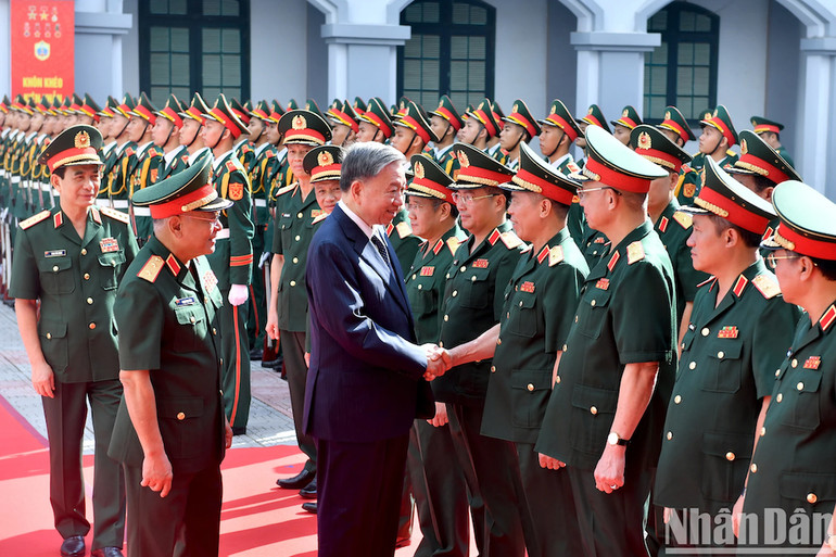 Tổng Bí thư, Chủ tịch nước Tô Lâm với cán bộ, chỉ huy Tổng cục II, Bộ Quốc phòng. (Ảnh: ĐĂNG KHOA) Tổng Bí thư, Chủ tịch nước Tô Lâm với cán bộ, chỉ huy Tổng cục II, Bộ Quốc phòng. (Ảnh: ĐĂNG KHOA)