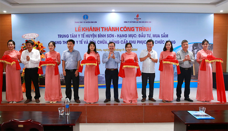 Lãnh đạo Sở Y tế, Công ty BSR, huyện Bình Sơn và Trung tâm Y tế huyện Bình Sơn thực hiện nghi thức cắt băng khánh thành. Lãnh đạo Sở Y tế, Công ty BSR, huyện Bình Sơn và Trung tâm Y tế huyện Bình Sơn thực hiện nghi thức cắt băng khánh thành.