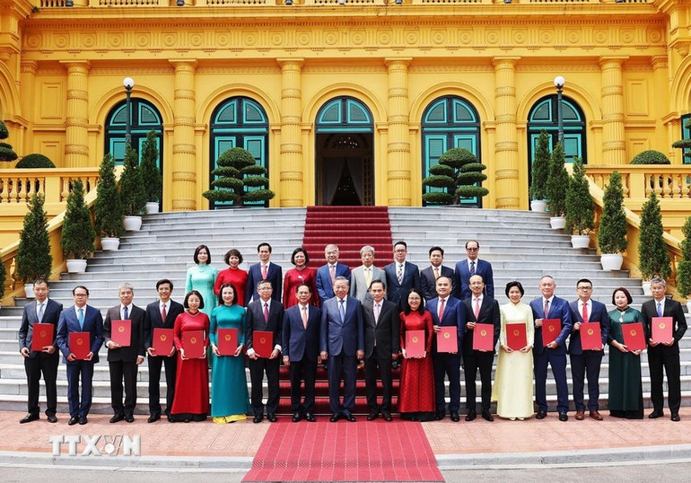 Tổng Bí thư, Chủ tịch nước Tô Lâm và đại biểu chụp ảnh chung với 15 đại sứ nhận Quyết định bổ nhiệm. (Ảnh: TTXVN)
