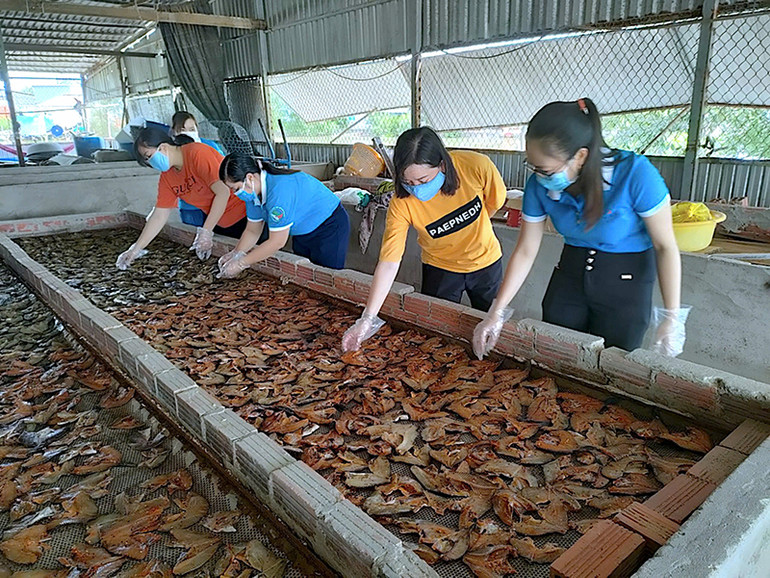 Bằng nhiều hình thức giúp vốn, hàng chục nghìn hội viên phụ nữ tại vùng nông thôn Cà Mau có thêm nguồn tài chính để đầu tư sản xuất, trồng trọt, chăn nuôi.