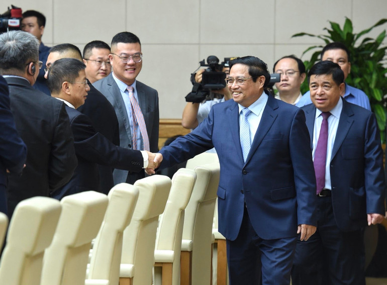 Thủ tướng Phạm Minh Chính bắt tay các lãnh đạo tập đoàn, doanh nghiệp lớn của Trung Quốc tại cuộc toạ đàm.