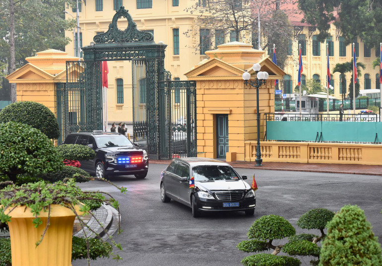 Đoàn xe đưa Thủ tướng Chính phủ nước Cộng hòa Dân chủ Nhân dân Lào Sonexay Siphandone và Phu nhân đến Phủ Chủ tịch.