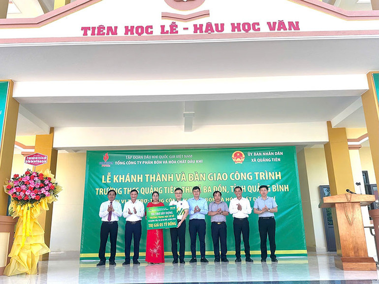 Trao biển tượng trưng tài trợ.