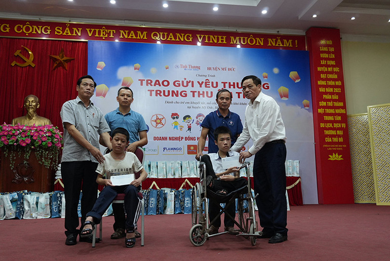 Ban tổ chức trao quà cho trẻ khuyết tật, trẻ có hoàn cảnh đặc biệt.