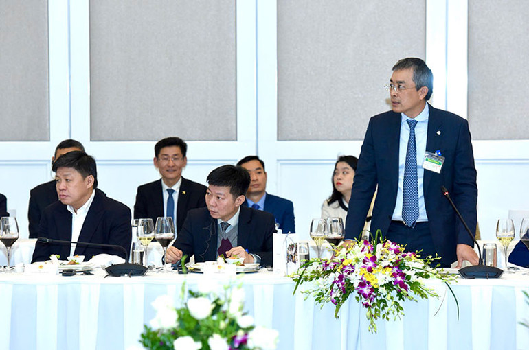 Chủ tịch Hội đồng Quản trị Vietnam Airlines Đặng Ngọc Hòa phát biểu ý kiến tại buổi gặp gỡ.