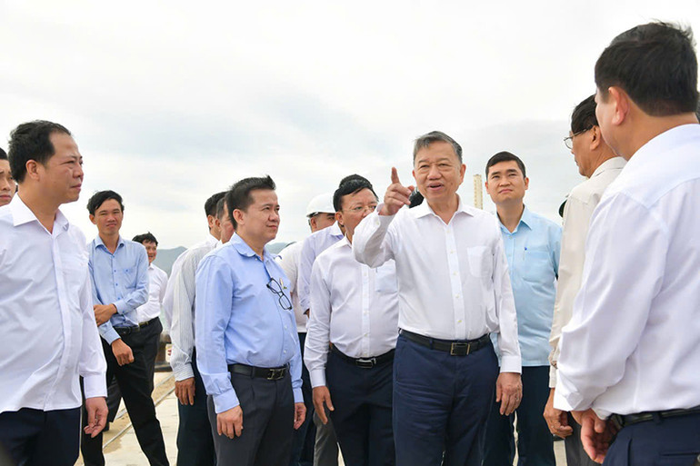 Tổng Bí thư và đoàn công tác thăm Cảng biển tổng hợp Cà Ná. (Ảnh: VĂN NỶ)