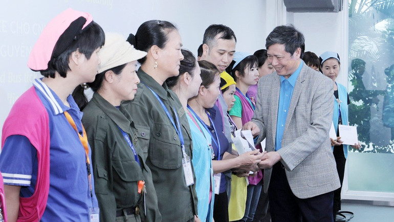 Đồng chí Nguyễn Văn Cảnh, Chủ tịch Liên đoàn Lao động tỉnh Bắc Giang tặng vé xe ô-tô cho công nhân Công ty TNHH Crystal Martin Việt Nam (Khu công nghiệp Quang Châu) về quê, vào ngày 8/1/2024. (Ảnh: NGỌC ANH).