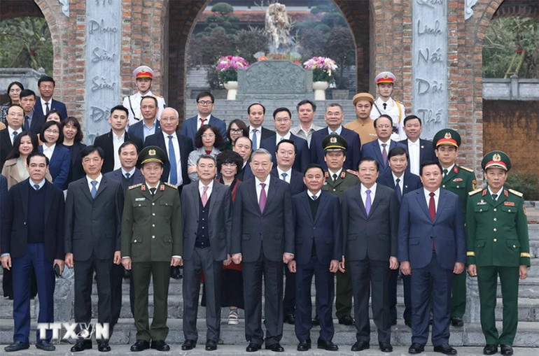 Tổng Bí thư Tô Lâm và đoàn công tác Trung ương tại Đền Chung Sơn - Đền thờ gia tiên Bác Hồ tại Nghệ An. (Ảnh: Thống Nhất/TTXVN)
