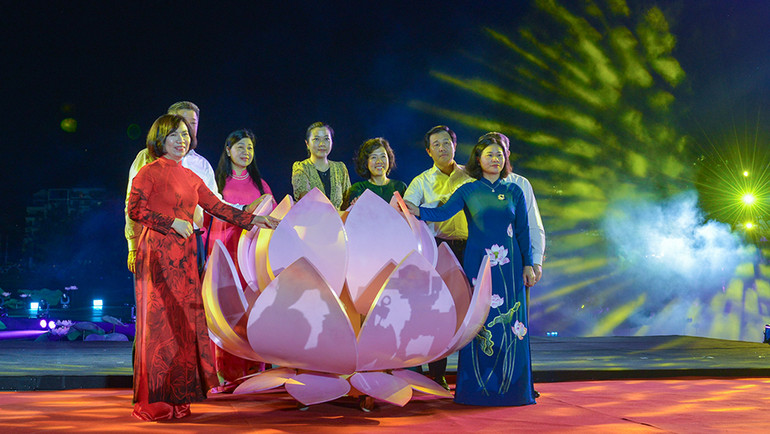 Các đại biểu thực hiện nghi thức khai mạc Lễ hội Sen Hà Nội 2024.