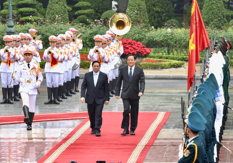 Thủ tướng Phạm Minh Chính và Thủ tướng Chính phủ nước Cộng hòa Dân chủ Nhân dân Lào Sonexay Siphandone duyệt Đội danh dự Quân đội nhân dân Việt Nam.