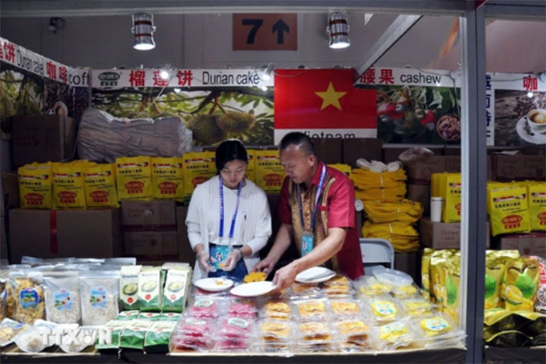 Gian hàng trưng bày các sản phẩm có thế mạnh xuất khẩu của Việt Nam đối với thị trường Tây Nam của Trung Quốc. (Ảnh: Thành Dương/TTXVN) Gian hàng trưng bày các sản phẩm có thế mạnh xuất khẩu của Việt Nam đối với thị trường Tây Nam của Trung Quốc. (Ảnh: Thành Dương/TTXVN)