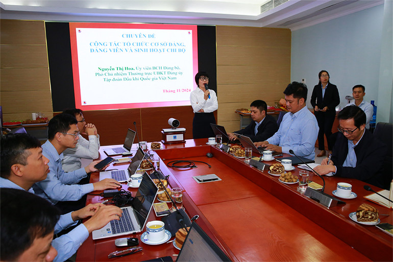 Đồng chí Nguyễn Thị Hoa, Ủy viên Ban Chấp hành Đảng bộ Tập đoàn, Phó Chủ nhiệm thường trực Ủy ban Kiểm tra Đảng ủy Tập đoàn truyền đạt các nội dung tại hội nghị. Đồng chí Nguyễn Thị Hoa, Ủy viên Ban Chấp hành Đảng bộ Tập đoàn, Phó Chủ nhiệm thường trực Ủy ban Kiểm tra Đảng ủy Tập đoàn truyền đạt các nội dung tại hội nghị.