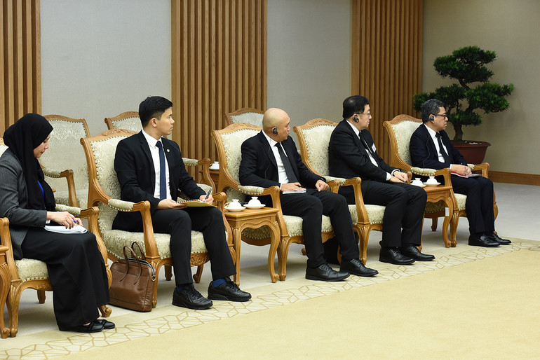 Các thành viên trong đoàn đi cùng Phó Thủ tướng Malaysia Fadillah Yusof cũng tham dự buổi tiếp. Các thành viên trong đoàn đi cùng Phó Thủ tướng Malaysia Fadillah Yusof cũng tham dự buổi tiếp.