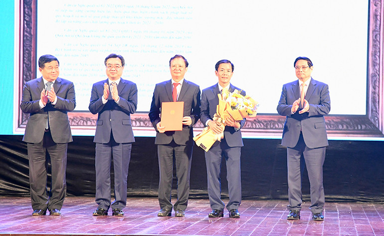 Thủ tướng Phạm Minh Chính và Bộ trưởng Xây dựng, Bộ trưởng Kế hoạch và Đầu tư trao Quyết định của Thủ tướng Chính phủ phê duyệt Quy hoạch cho lãnh đạo tỉnh Thừa Thiên Huế.