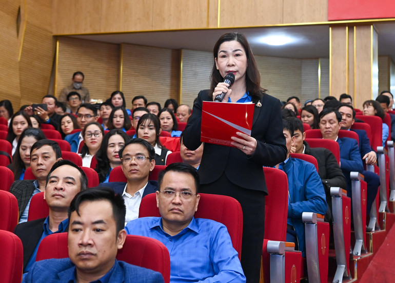 Cử tri Phạm Thị Thơ, Chủ tịch Công đoàn Viên chức thành phố Hải Phòng phát biểu ý kiến.