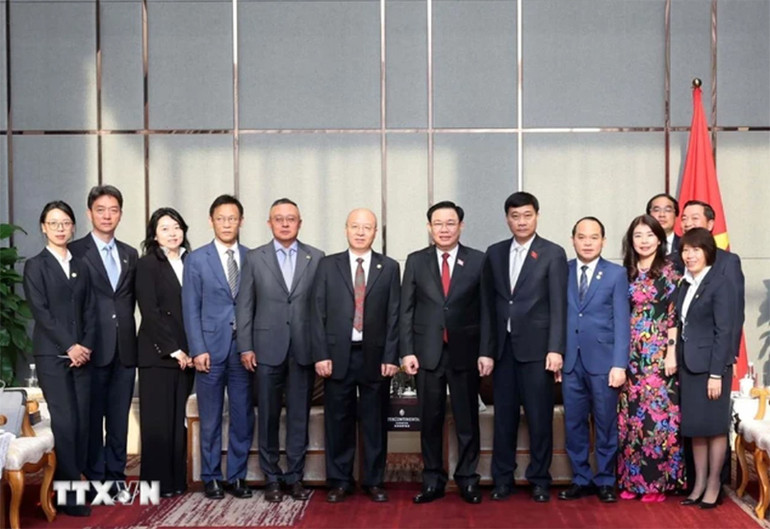 Chủ tịch Quốc hội Vương Đình Huệ tiếp lãnh đạo Tập đoàn đầu tư Năng lượng Vân Nam. (Ảnh: Nhan Sáng/TTXVN)