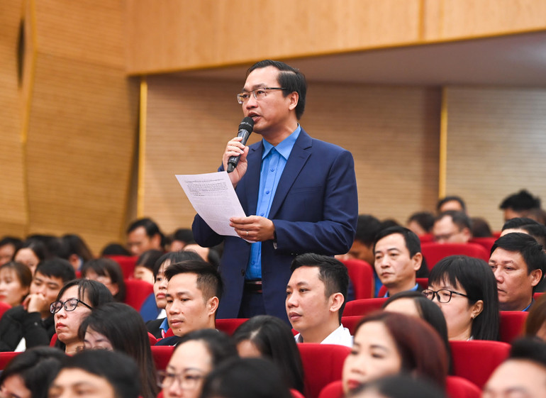 Cử tri Nguyễn Hồng Quang, Công đoàn Khu kinh tế Hải Phòng phát biểu ý kiến.
