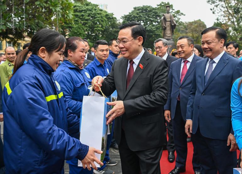 Chủ tịch Quốc hội Vương Đình Huệ tặng quà cho công nhân lao động Thủ đô. (Ảnh: DUY LINH)