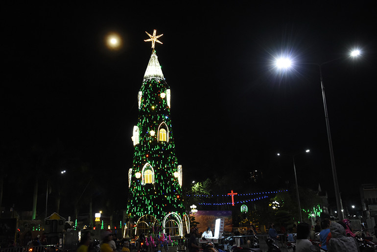 Cây thông Noel được làm để đón mùa Giáng sinh tại nhà thờ Giáo xứ Hà Nội, thành phố Biên Hòa, tỉnh Đồng Nai. (Ảnh: THIÊN VƯƠNG)