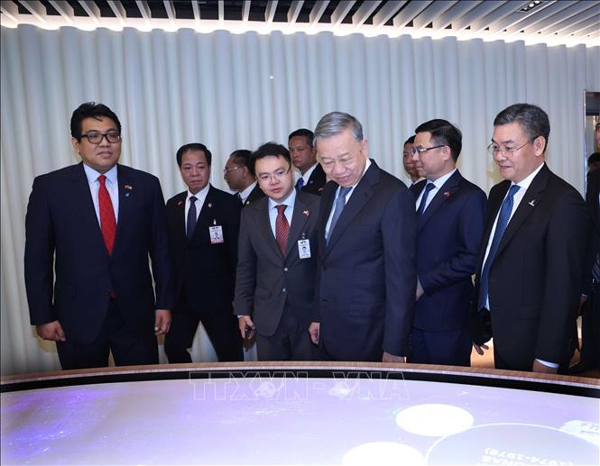 Tổng Bí thư Tô Lâm thăm và làm việc với Tập đoàn Petronas tại Kuala Lumpur, Malaysia. (Ảnh: Thống Nhất/TTXVN)