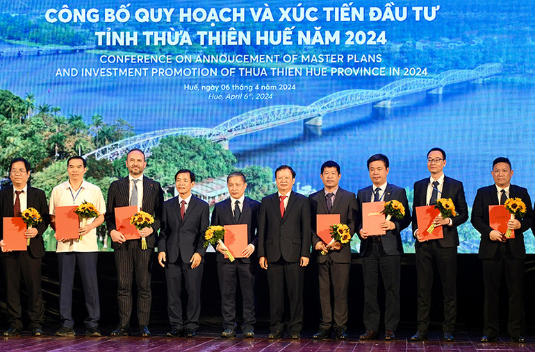 Lãnh đạo tỉnh Thừa Thiên Huế trao các quyết định, biên bản chấp thuận chủ trương nghiên cứu đầu tư cho các nhà đầu tư, doanh nghiệp tại Hội nghị.