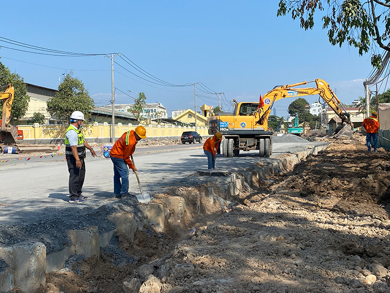 Công nhân làm việc trên công trình xây dựng đường nối Trần Quốc Hoàn-Cộng Hòa (quận Tân Bình) - một trong những công trình giao thông trọng điểm của Thành phố Hồ Chí Minh trong ngày mồng 3 Tết. Ảnh: Quý Hiền