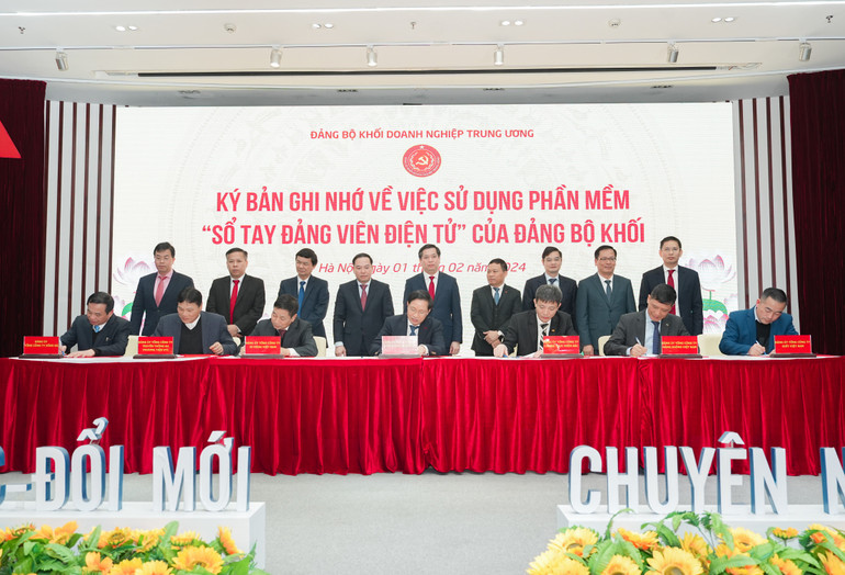 Đại diện các tổ chức đảng trực thuộc Đảng ủy Khối ký kết biên bản ghi nhớ việc xây dựng, sử dụng phần mềm "Sổ tay đảng viên điện tử".