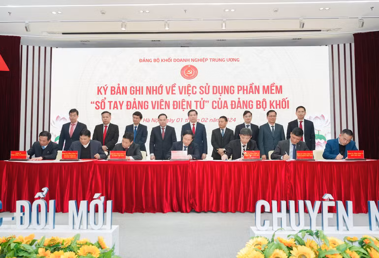 Đại diện các tổ chức đảng trực thuộc Đảng ủy Khối ký kết biên bản ghi nhớ việc xây dựng, sử dụng phần mềm "Sổ tay đảng viên điện tử". Đại diện các tổ chức đảng trực thuộc Đảng ủy Khối ký kết biên bản ghi nhớ việc xây dựng, sử dụng phần mềm "Sổ tay đảng viên điện tử".