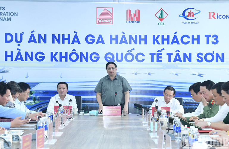 Thủ tướng Phạm Minh Chính phát biểu ý kiến chỉ đạo cuộc họp với các bộ, ngành, đơn vị liên quan về Dự án Nhà ga hành khách T3 Cảng hàng không quốc tế Tân Sơn Nhất. Ảnh: THANH GIANG