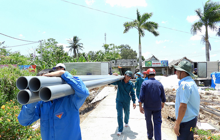 Lực lượng chức năng tỉnh Cà Mau vận chuyển, mở rộng tuyến ống dẫn nước sinh hoạt về khu vực nông thôn thiếu nước sinh hoạt.