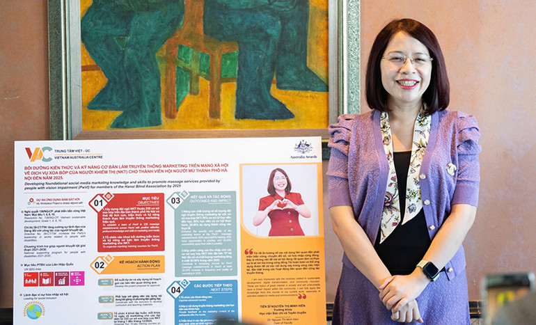 TS Nguyễn Thị Minh Hiền, Trưởng Khoa Quan hệ công chúng và quảng cáo, Học viện Báo chí và Tuyên truyền trình bày dự án ứng dụng trong Hội thảo cuối khóa. (Ảnh: VAC)