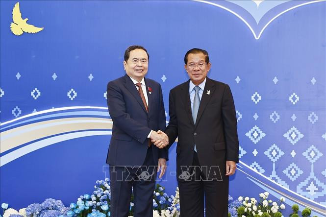 Chủ tịch Đảng Nhân dân Campuchia, Chủ tịch Thượng viện Campuchia Samdech Techo Hun Sen đón Chủ tịch Quốc hội Trần Thanh Mẫn dự Hội nghị.