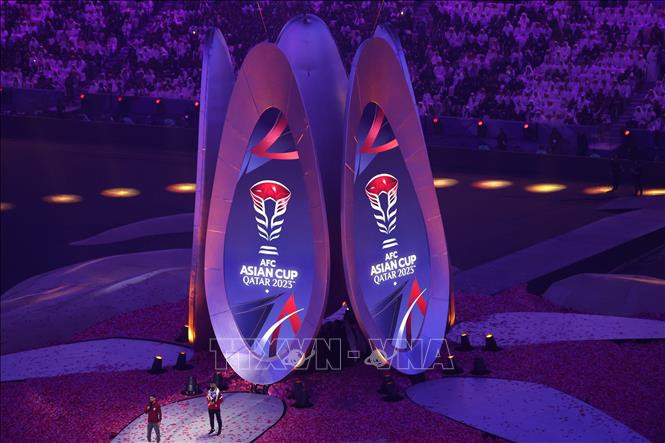 Giữa sân khấu có bốn màn hình lớn được thiết kế giống sân Lusail thu nhỏ. (Ảnh: AFP/TTXVN)