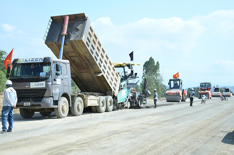 Công trường Dự án đường bộ cao tốc Vân Phong-Nha Trang. Công trường Dự án đường bộ cao tốc Vân Phong-Nha Trang.