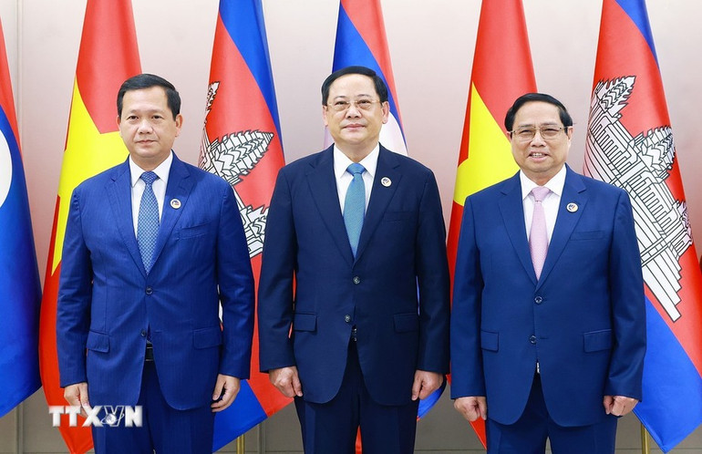 Thủ tướng Phạm Minh Chính cùng Thủ tướng Lào Sonexay Siphandone và Thủ tướng Campuchia Hun Manet. (Ảnh: TTXVN)