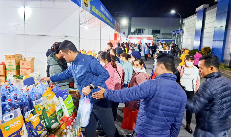 Liên Đoàn lao động tỉnh Thái Nguyên tổ chức bốn phiên chợ Tết 0 đồng với tổng giá trị hàng hóa khoảng 3 tỷ đồng cho khoảng 15 nghìn công nhân. (Ảnh: THẾ BÌNH).