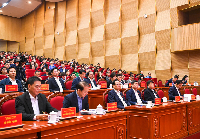 Các đồng chí Ủy viên Ủy ban Thường vụ Quốc hội, lãnh đạo các Ủy ban của Quốc hội và lãnh đạo các bộ, ngành và các đại biểu dự hội nghị.