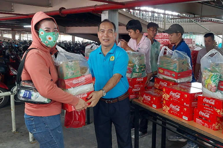 Công đoàn cơ sở Công ty cổ phần Taekwang Vina tặng quà Tết cho người lao động. (Ảnh: THIÊN VƯƠNG)