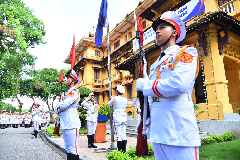 Lễ Thượng cờ ASEAN vào dịp kỷ niệm Ngày thành lập ASEAN (8/8) hằng năm là thông lệ của tất cả các nước thành viên ASEAN.