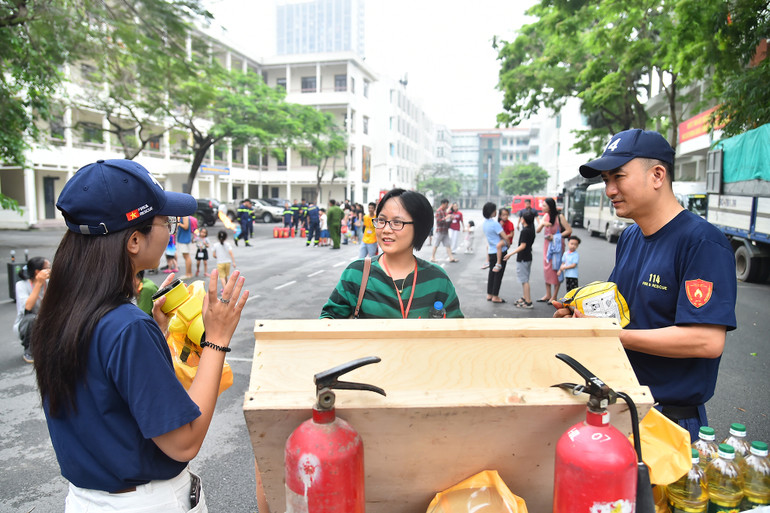 Những hoạt động này không chỉ mang lại kiến thức thực tiễn mà còn giúp nâng cao nhận thức và kỹ năng về an toàn phòng cháy, chữa cháy cho cộng đồng. Buổi trải nghiệm chính là cơ hội trang bị cho trẻ nhỏ, người già và gia đình những kỹ năng quan trọng và kiến thức cần thiết để đối phó với nguy cơ cháy nổ.